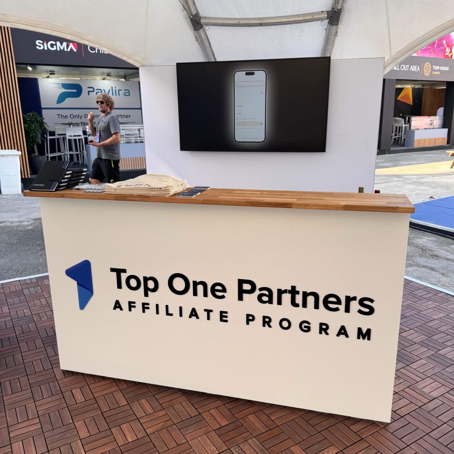 radiustech.production.produktsioon.promotion.stand.expo_toponepartners_promotsioon_003
